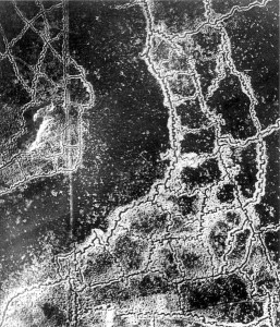 Luchtfoto van loopgravenstelsel bij Loos, nabij Vimy Ridge, in de zomer van 1917. Links de Briste stelingen, rechts de Duitse. Foto: Wikipedia