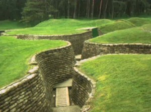 ... en Vimy Ridge in onze dagen, keurig gerestaureerd en met gemaaid gras. Op sommige plekken is het voor mensen te gevaarlijk, er mogen alleen schapen komen.